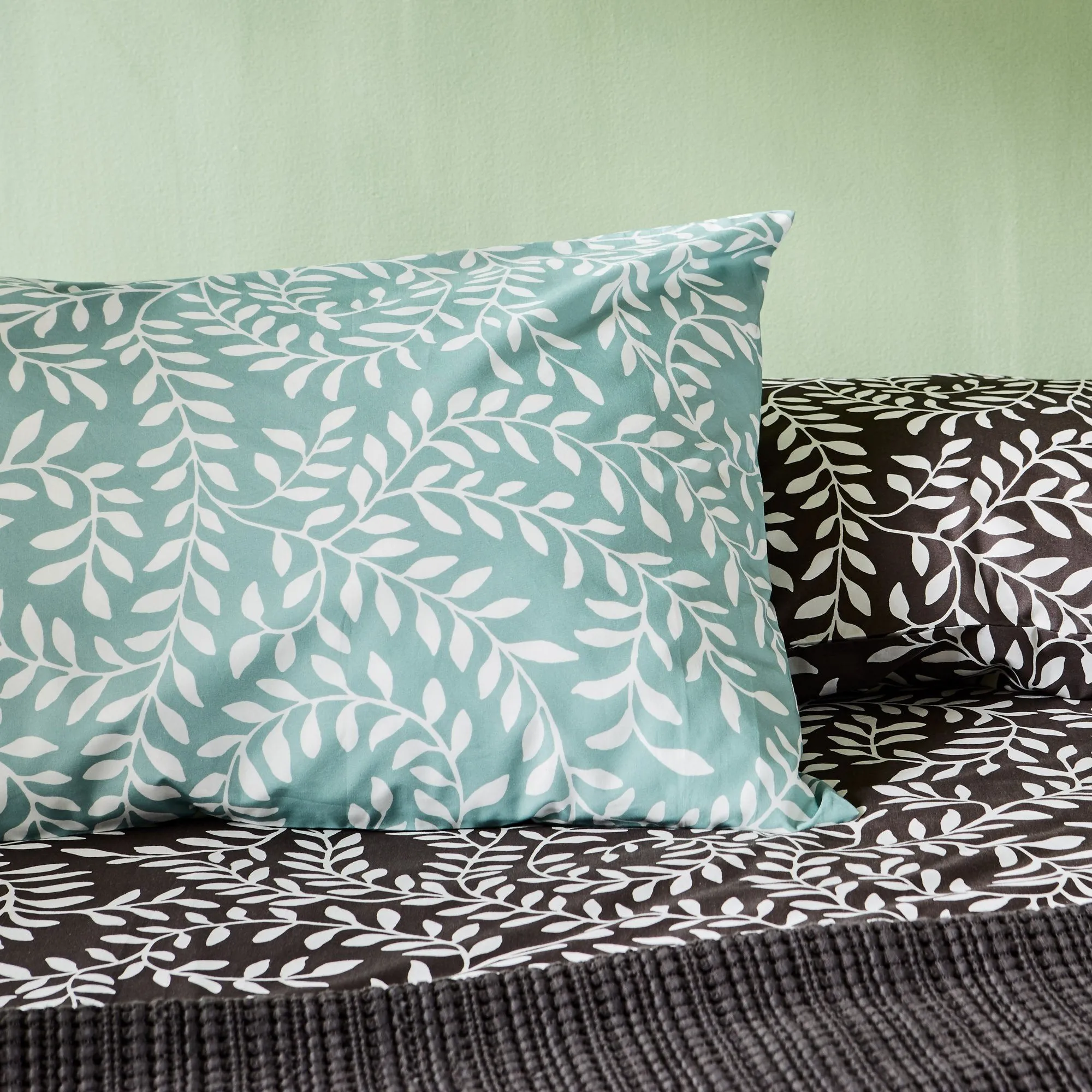 Aneto Bedding [Green grey/White]